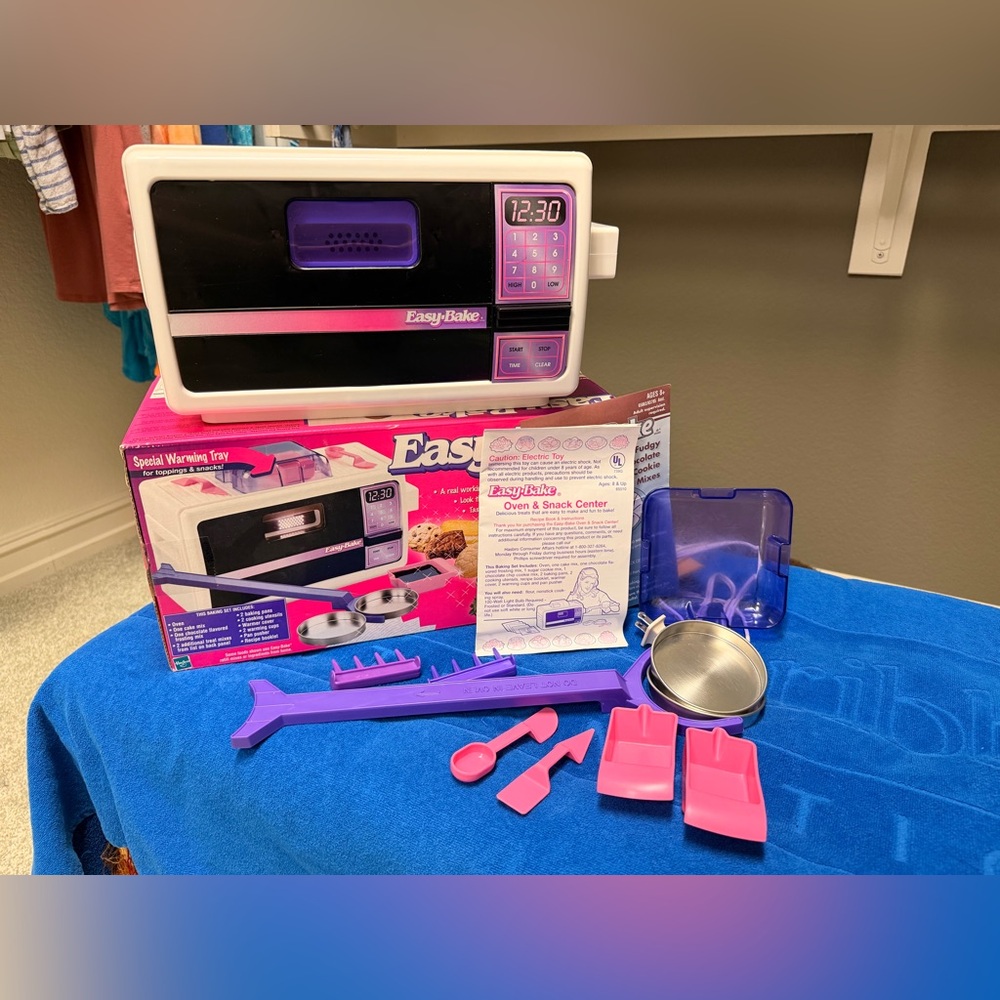 Easy-Bake Oven & Snack Center 1977